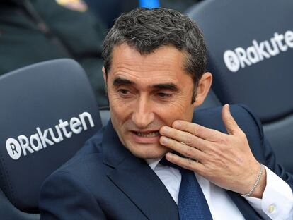 El entrenador del Barcelona Ernesto Valverde, en el banquillo.