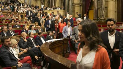 Diputados unionistas abandonan el Parlamento el 6 de septiembre.