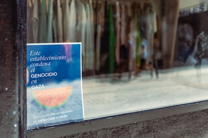 Cartel contra el genocidio en Gaza, en el local de la tienda de ropa 'Quality', en el barrio de Malasaña, Madrid.