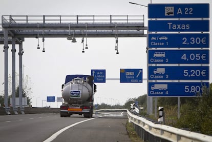 Cartel con los precios de los peajes en una carretera de Portugal.