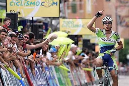 Luca Paolini disfruta, índice en alto, de su victoria.