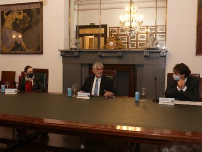 Valerio Rocco Lozano, director del Círculo de Bellas Artes, Marta Rivera de la Cruz, la Consejera de Cultura y Turismo de la Comunidad de Madrid, Juan Miguel Hernández León, el presidente del CBA y Christoph Wolfrum, el Ministro Consejero de la Embajada de la República Federal de Alemania en la lectura del manifiesto de la European Alliance of Academies en Madrid.