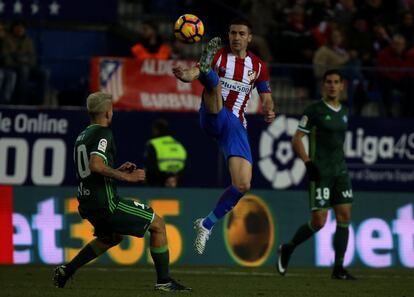 Gabi lucha por un balón ante Daniel Ceballos.