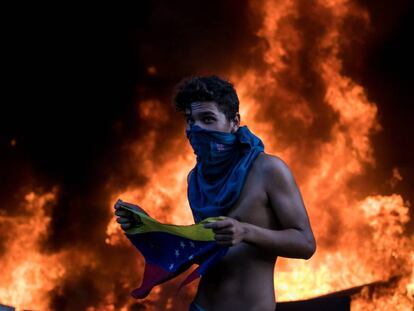 Manifestante nos protestos de 12 de junho em Caracas.