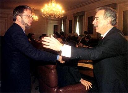 El alcalde de Bogotá, Antanas Mockus (i) y el presidente de Colombia, Andrés Pastrana se saludan en una reunión.