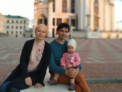 Elza Naibullina, profesora de tártaro y doctora en Literatura, con su marido, Iskandar, y su hija, Galiabanu, en Kazán. / M. R. S.