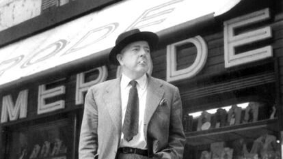 Jacques Prévert, en 1955, en la calle de París que lleva su nombre.