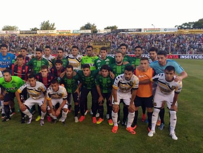 Los planteles de Olimpo y San Lorenzo hermanados en el dolor.