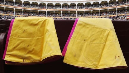 Capotes colgados en el callejón de la plaza de Las Ventas, una de las imágenes características de la Feria de San Isidro.