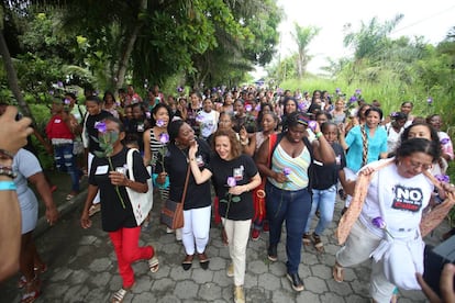 La periodista Jineth Bedoya, en el centro, acompañada de un grupo de mujeres supervivientes de violencia sexual en Colombia.