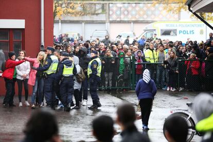 Los policías suecos brindan información a las personas en las afueras del colegio donde ocurrió el ataque en Trollhättan, Suecia