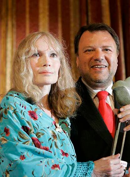 Mia Farrow recibe el premio de manos del alcalde de Sevilla, el socialista Alfredo Sánchez-Moteseirín.