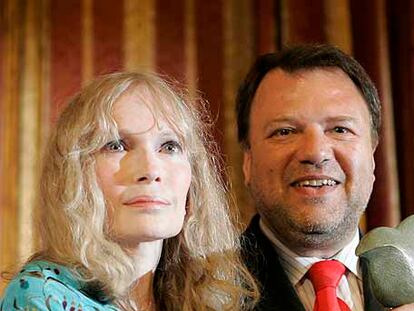 Mia Farrow recibe el premio de manos del alcalde de Sevilla, el socialista Alfredo Sánchez-Moteseirín.