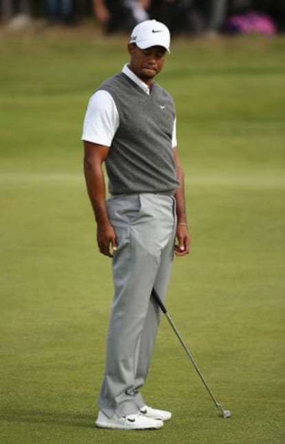 Tiger Woods se lamenta tras un fallo.