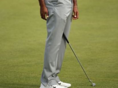 Tiger Woods se lamenta tras un fallo.