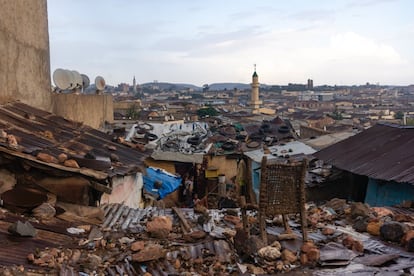 <p>El barrio de Aba Shawl, uno de los más pobres de Asmara, es donde muchas personas viven en condiciones de extrema precariedad, lejos de la vida más acomodada del centro de la ciudad.</p> <p>En realidad, Etiopía transformó gradualmente la federación en un verdadero territorio etíope durante los años cincuenta, anexionándola a su monarquía. Así, en 1961 comienza la revolución con los primeros ataques eritreos a los ocupantes etíopes. En 1962, la reacción del emperador Haile Selassie fue disolver la federación, haciendo de Eritrea la decimocuarta provincia de Etiopía.</p>