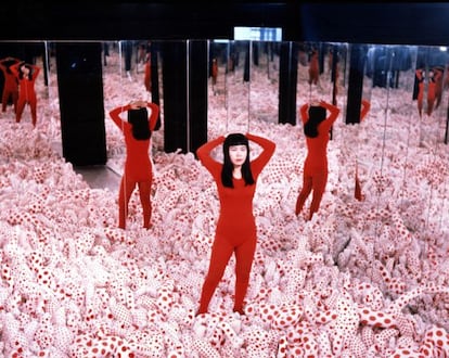 A jovem Yayoi posa em sua "Sala dos Espelhos do Infinito - Campo de Falos", de 1965.