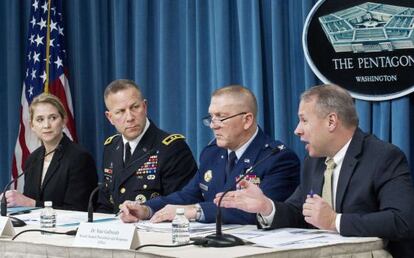 Los responsables de la oficina de Prevención de Acoso Sexual en el Ejército, durante la presentación del informe.