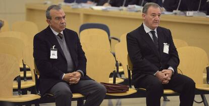 El ex director general de la CAM Roberto López Abad (izquierda) y el exdirectivo Juan Ramón Avilés (d), durante un juicio anterior en la Audiencia Nacional por el cobro irregular de dietas.