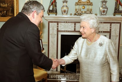 La reina Isabel II recibe hoy 11 de mayo a Gordon Brown, quien le presenta su renuncia como primer ministro de Reino Unido
