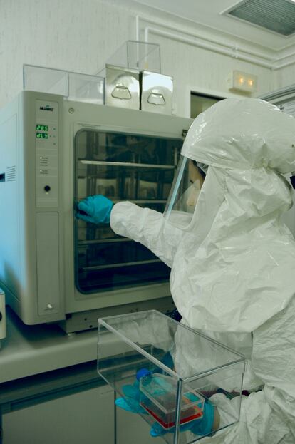 Interior del laboratorio de seguridad P3 del Centro Nacional de Biotecnología del CSIC.