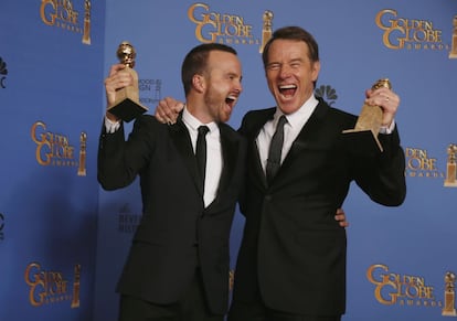 Aaron Paul y Bryan Cranston celebran los premios por 'Breaking Bad': mejor serie dramática y mejor actor para Cranston. Paul despide la serie con una sola nominación a los Globos de Oro, en esta edición, que finalmente ha ido para Jon Voight por 'Ray Donovan'.