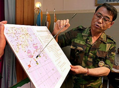 El teniente general del Ejército surcoreano Lee Sang-hee explica el enfrentamiento naval ocurrido en el mar Amarillo.
