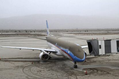 Una aeronave perteneciente a Austral permanece en las pistas del aeropuerto cercano a la estación de esquí de San Carlos de Bariloche. Las aerolíneas Lan y Tam suspendieron hoy las salidas de sus vuelos desde Santiago de Chile hacia distintas ciudades de Argentina, Uruguay y Brasil.