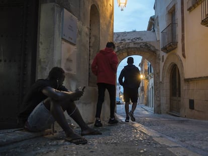 Un grupo de menores inmigrantes, durante su estancia el año pasado en Altafulla (Tarragona).