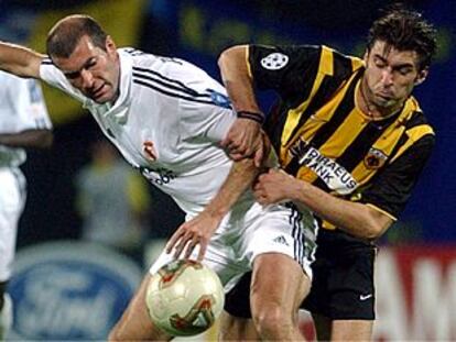 Zidane disputa el balón con el griego Zagorakis.