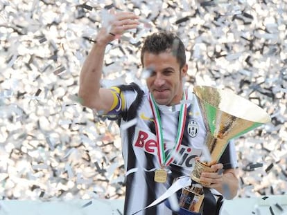 Del Piero, con el trofeo de campeón del Scudetto de este año.