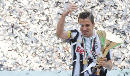 Del Piero, con el trofeo de campeón del Scudetto de este año.