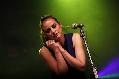 Leonor Watling, en plena actuaci&oacute;n.