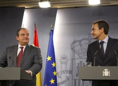 El presidente José Luis Rodríguez Zapatero (a la derecha), junto a su homólogo griego, Kostas Karamanlis.