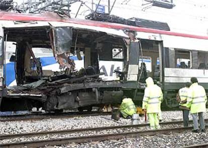 Imagen de uno de los vagones donde explosionaron artefactos en el atentado del pasado día 11 en Madrid.