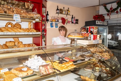 
María Herrero, panadera en la Tahona Ideal de Manzanares el Real.
