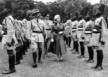 La reina Isabel II pasa revista al regimiento colonial británico llamado King's African Rifles, en 1957, en el palacio de Buckingham.