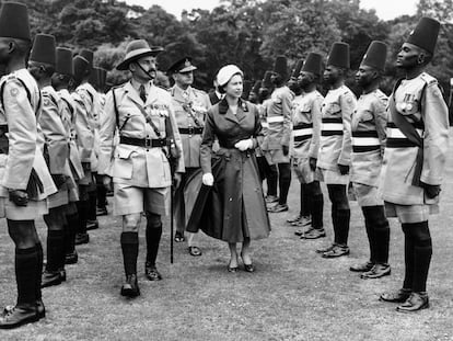La reina Isabel II pasa revista al regimiento colonial británico llamado King's African Rifles, en 1957, en el palacio de Buckingham.
