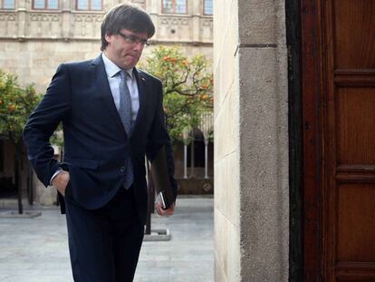 El president de la Generalitat, Carles Puigdemont, arribant a la reunió setmanal de l'Executiu.