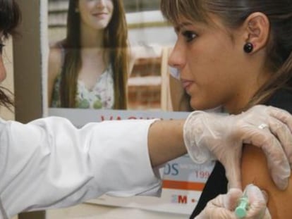 Una m&eacute;dico suministra la vacuna contra el virus del papiloma humano a una adolescente. 