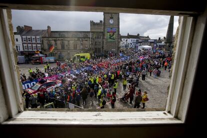 Los ciclistas están enmarcados por una ventana durante el inicio del evento junior masculino, en el Campeonato Mundial de ciclismo de ruta en Richmond (Inglaterra).