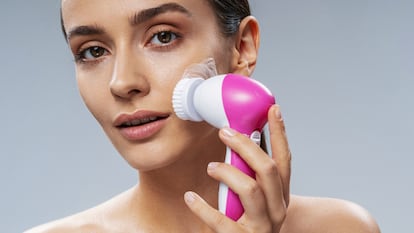 Se pueden utilizar con una crema limpiadora o exfoliante. GETTY IMAGES.