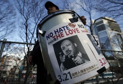 Un manifestante con la foto de Martin Luther King durante la celebración del Día Internacional contra el Racismo, en Tokio