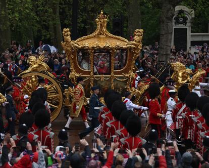 Miles de personas se han congregado en el recorrido del cortejo real por las calles de Londres. Un trayecto entre Buckingham y Westminster que ha sido el mismo ida y vuelta, y que apenas ha superado los dos kilómetros (una distancia muy inferior a la que realizó Isabel II en su coronación en junio de 1953).