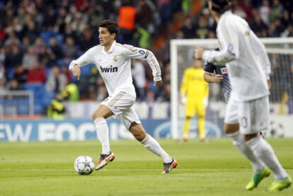 Sahin avanza con el balón controlado.