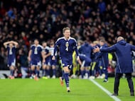 McTominay celebra con su entrenador la victoria ante Dinamarca, que daba el ticket a Escocia para jugar el Mundial 2026.