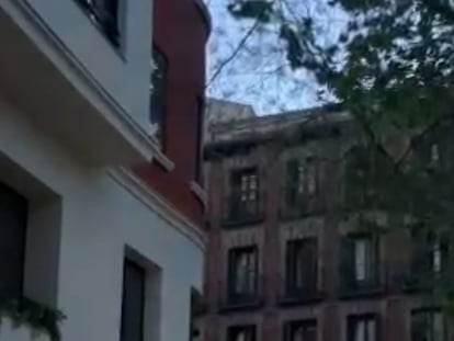 Los vecinos de la plaza de Olavide de Madrid improvisan un festival en pleno apagón