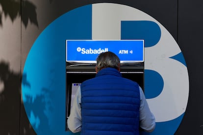 Un hombre utiliza un cajero del Sabadell, este viernes en Madrid.