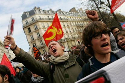 Manifestación de protesta contra la reforma de las pensiones, ayer en París, cerca del Senado.