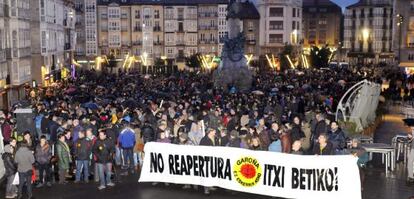 La cabeza de la manifestación contra la reapertura de Garoña este sábado en la plaza de la Virgen Blanca. 